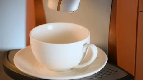 The coffee maker fills the coffee in a white cup. Stock Footage 108907879