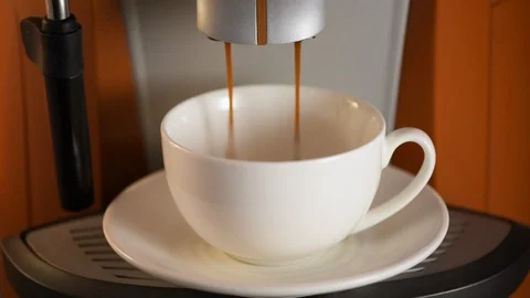 The coffee maker fills the coffee in a white cup. Stock Footage 108908937