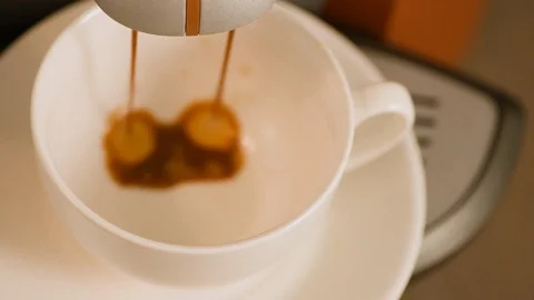 The coffee maker fills the coffee in a white cup. Stock Footage 109230481