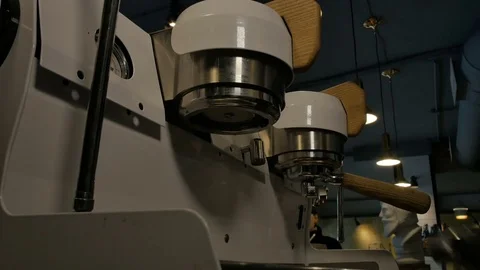 Coffee making process in cafe 库存影片 75877047