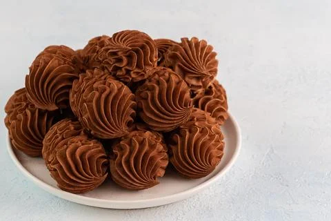 Coffee marshmallows displayed on a white plate, highlighting their intricate Stockfoto's