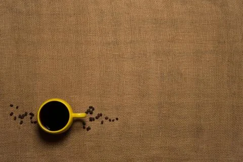 Coffee mug background - top view with beans Foto stock