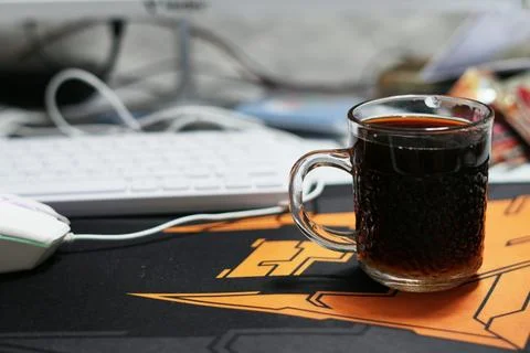 Coffee mug on desk with computer keyboard 스톡 사진