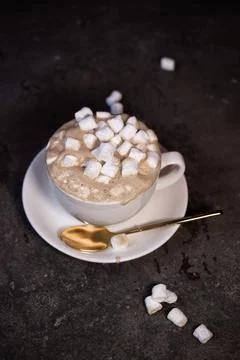 Coffee mug with marshmallows on a light background. Marshmallows are scattere Foto stock