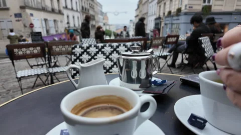 Coffee or tea in Paris? Vídeos de archivo 291396192