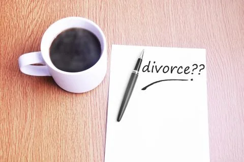 Coffee, pen and notes write divorce Foto stock