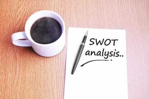 Coffee, pen and notes write swot analysis Foto stock