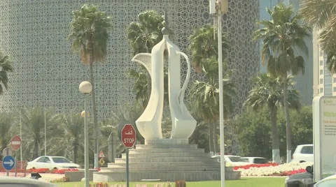 Coffee pot statue next to traffic 스톡 동영상 46958766