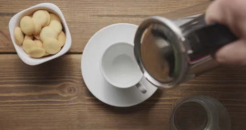 Coffee pour into cup from geyser coffee maker Vídeos de archivo 146946060