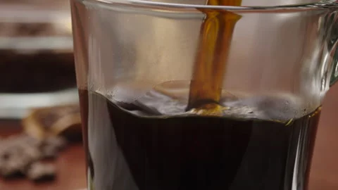 Coffee pour into glass Vídeos de archivo 321378728