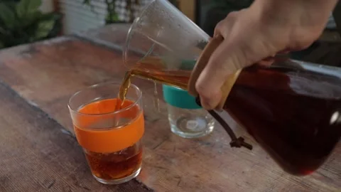 Coffee poured form chemex to keepcup Stock Footage 144119631
