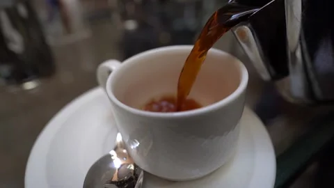 Coffee pouring into mug Vídeo Stock 197630692