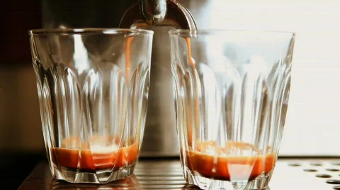 Coffee Pouring into two glasses Vidéo 842530