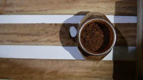 Coffee powder on the table. Ground coffee pot Fotos de archivo