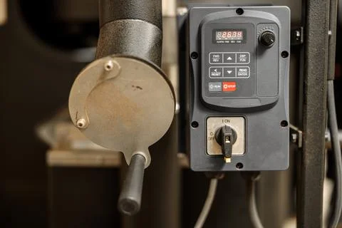 Coffee processing. Roastery, roasting machine and fresh beans Foto stock