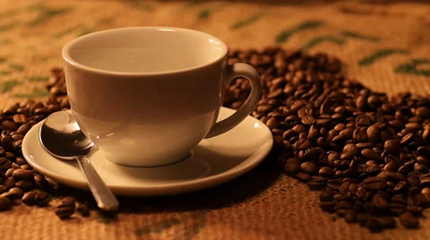 Coffee puring into white cup Vidéo 33214517