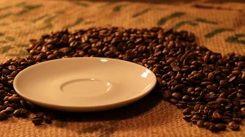 Coffee puring into white cup with spoon Vidéo 33214171