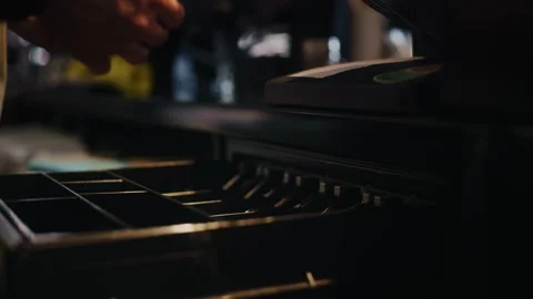Coffee shop staff completing transaction on touchscreen and handling cash Vidéo 313334154