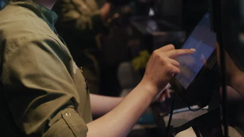 Coffee shop staff taking orders on a digital tablet Vidéo 313331227