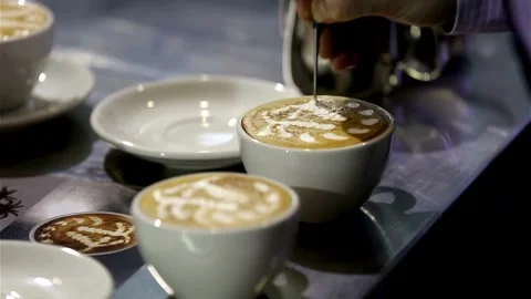 Coffee shop worker making latte art, pouring steamed milk into cappuccino. Vídeo Stock 334650615