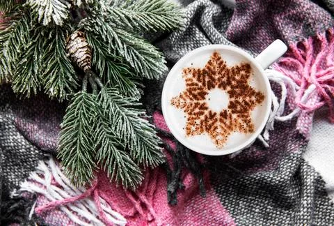 Coffee with a snowflake pattern on a warm woolen plaid Foto stock