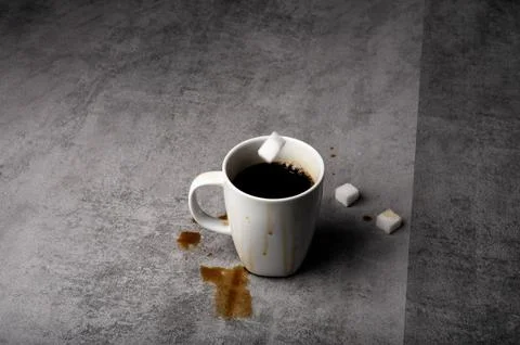 Coffee Splash with Sugar Cube Falling into Mug Foto stock