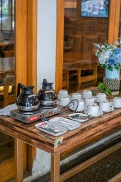 Coffee station setup with two carafes on a warmer and a collection of white.. Stock-Fotos
