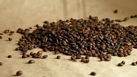Coffee is strewn on the burlap, falls on the background Stock Footage 85591820