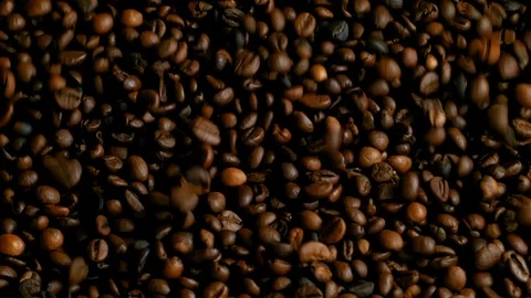 Coffee is strewn on the burlap, falls on the background Vidéo 85591920