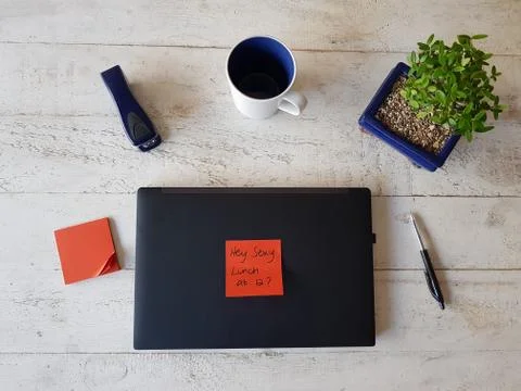 Coffee table with laptop, post-it note, coffee cup Stock Photos