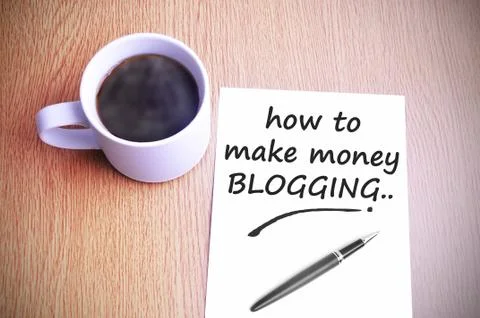 Coffee on the table with note writing how to make money blogging Foto stock