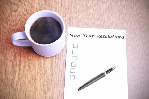 Coffee on the table with note writing new year resolutions Foto stock