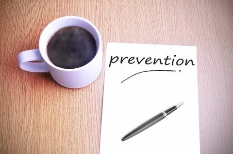 Coffee on the table with note writing writing prevention Foto stock