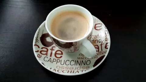 Coffee waving in the cup in slow motion. Vidéo 103194505