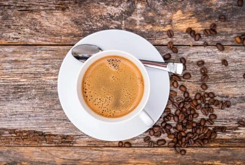 Coffee in white cup top view. reclaimed wood table background. Foto stock