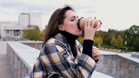 Coffeebreak in the park Stock Footage 142607124