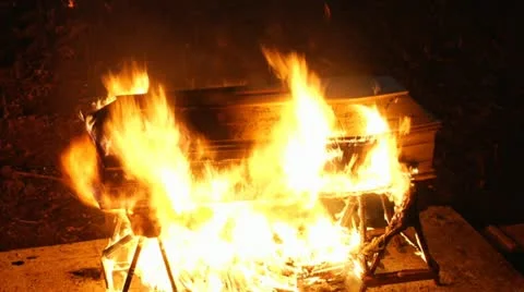 Coffin burns at night Vídeo Stock 12332385
