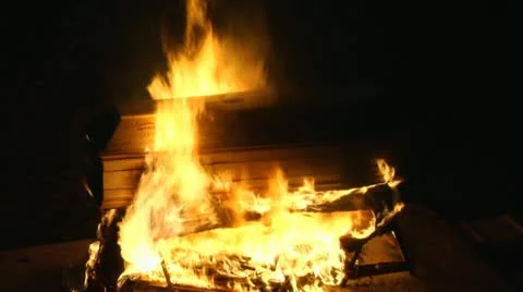 Coffin on fire Vídeos de archivo 12332380