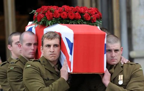 The Coffin Of Harry Patch The Last Fighting 'tommy' Is Carried Into Wells Cathed Fotos de archivo