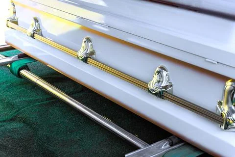 Coffin resting on green surface during funeral service Fotos Stock