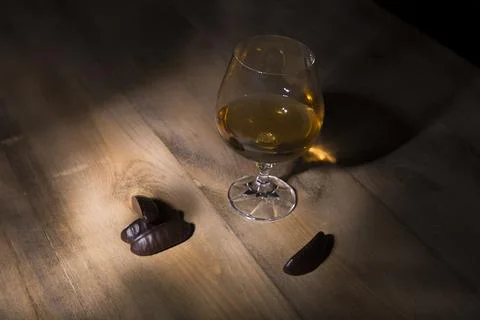 Cognac with bitter chocolate. Фото