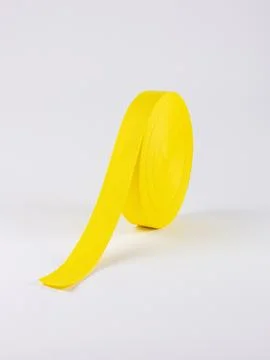 Coiled yellow webbing strap studio shot variant Foto stock