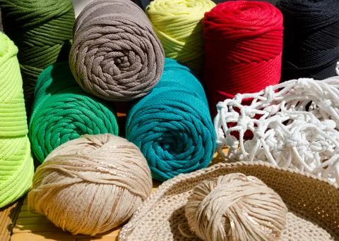 Coils of multi-colored cords for weaving using the macrame technique. Foto stock
