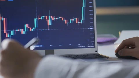 Coin expert man analyzing cryptocurrency charts on laptop. Vídeos de archivo 234122627
