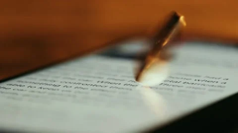 Coin spinning on smartphone screen 库存影片 231754307