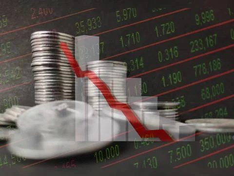 Coin stack step down graph with red arrow, Risk management business financial Foto stock