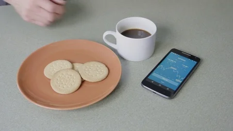 The Coinbase Application and Breakfast Vídeos de archivo 84340501