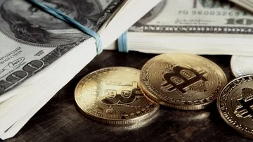 Coins of bitcoin on banknotes of one hundred dollars bills in batches spins on 库存影片 85845480
