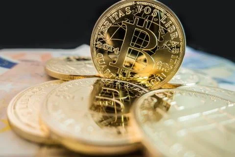 Coins of bitcoin on dollar notes Foto stock