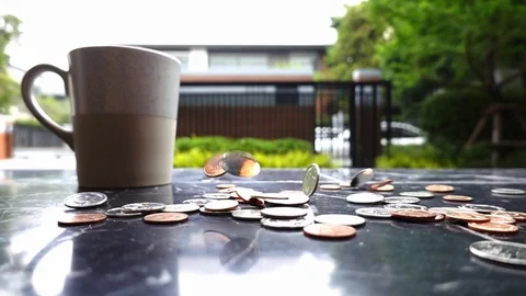 Coins falling to the floor 库存影片 117878432